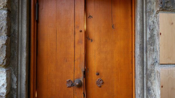 Les meilleures méthodes d'isolation pour une porte en bois ancienne